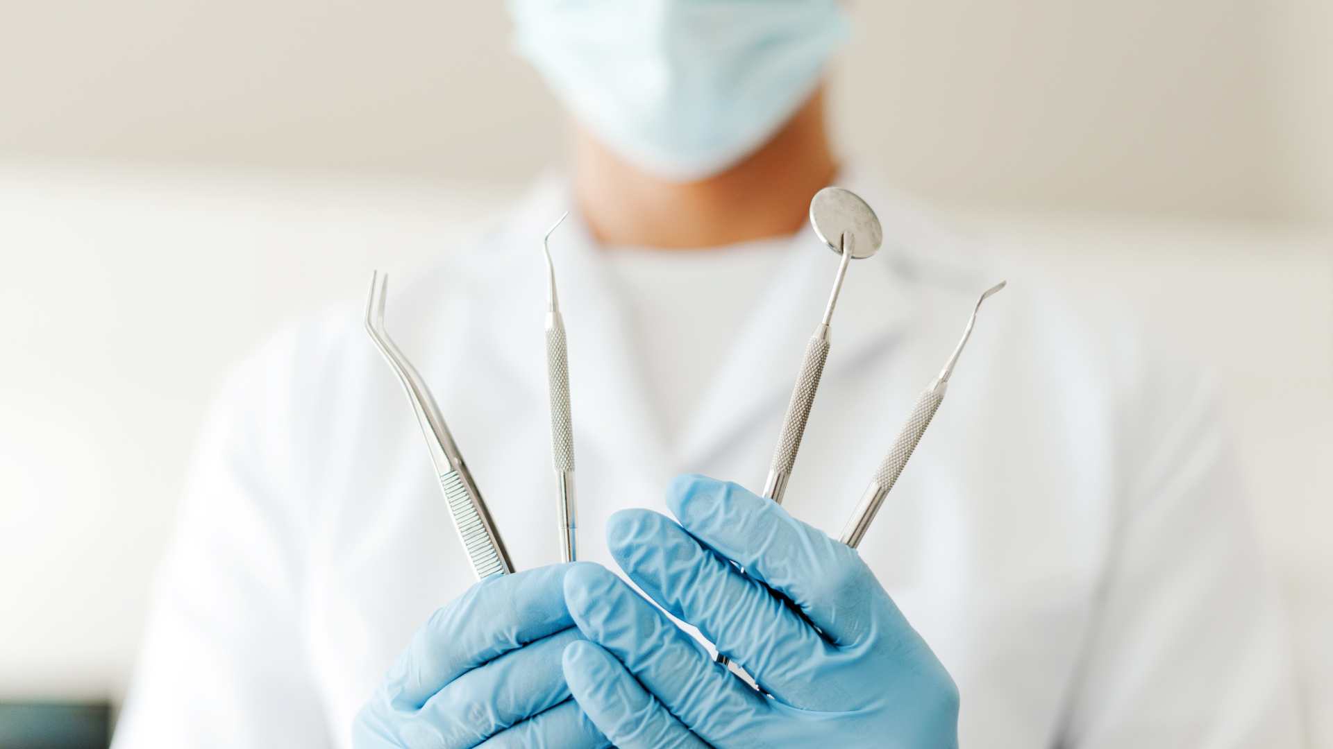 איך רופא שיניים קובע את תוכנית הטיפול הנכונה למטופל